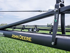 Depuis la reprise des droits de production de l'entreprise argentine Agro King, John Deere monte des rampes en fibre de carbone. 