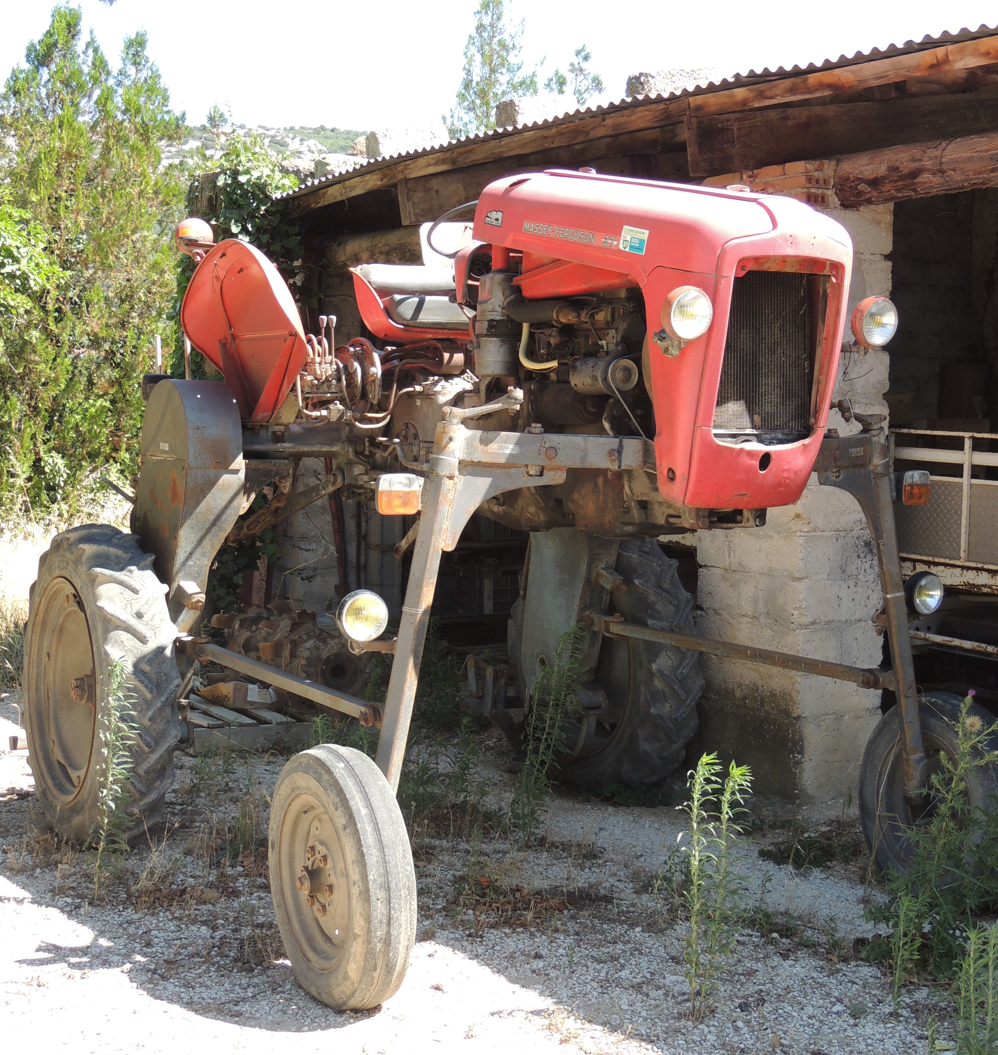 Ce vigneron a une collection de 135 tracteurs antiques
