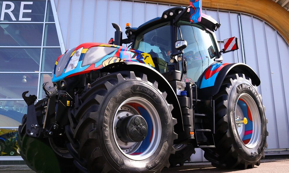 New Holland a lancé une édition spéciale du tracteur T7.300 pour marquer l' anniversaire de son usine à Basildon