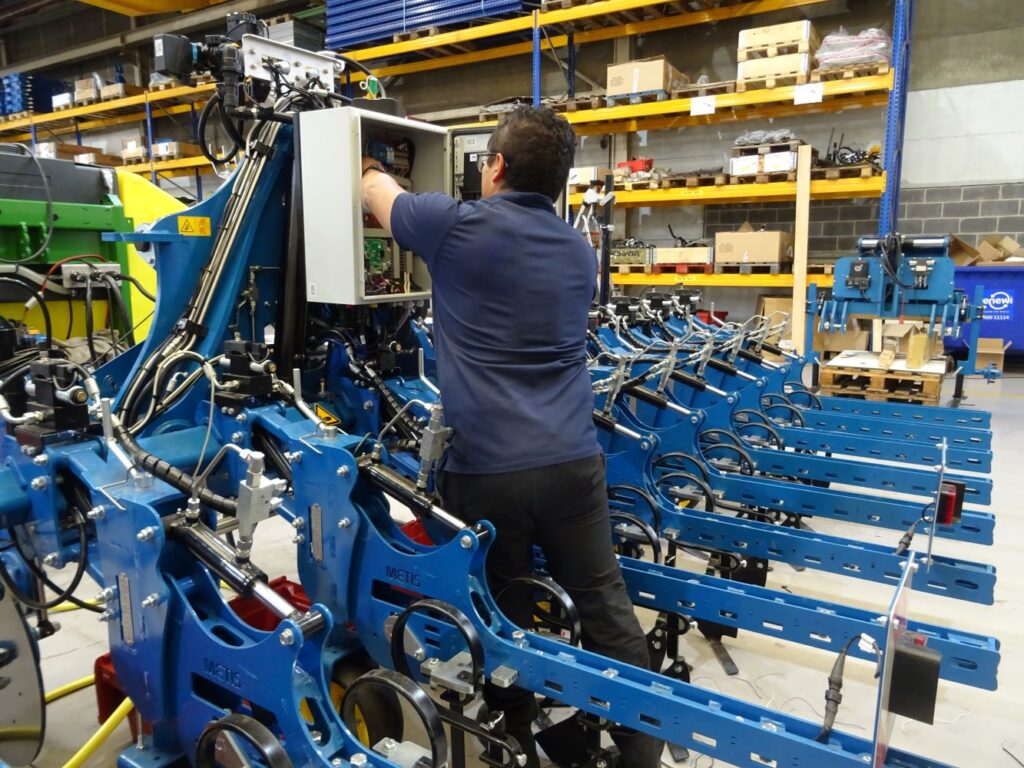 Kévin Sousa lors du montage électrique d’une machine dans les ateliers d’Agrvaux