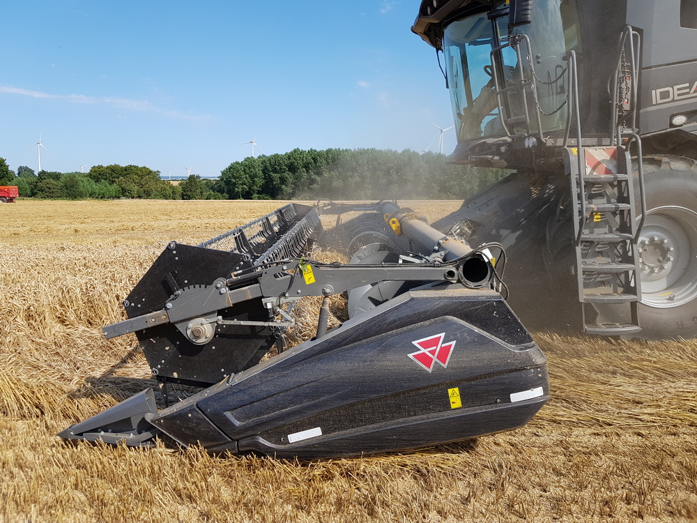 Une coupe à tapis Powerflow™ de 7,7 m équipe la Massey Ferguson IDEAL 7 de l'entreprise agricole Gaston & fils