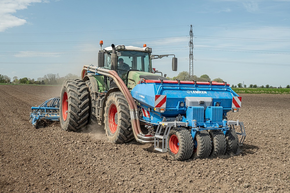 Le Solitair F de LEMKEN est équipé d'un espace de montage frontal qui peut accueillir, au choix, un rouleau agricole à pneus ou un poids étranger