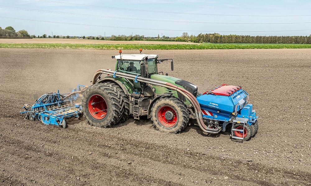 La trémie frontale Solitair F de LEMKEN est la base d'un combiné avant-arrière efficace pour le semis.