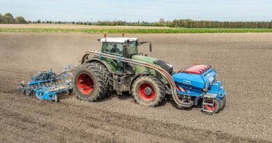 La trémie frontale Solitair F de LEMKEN est la base d'un combiné avant-arrière efficace pour le semis.