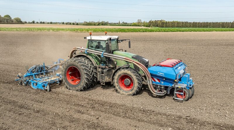 La trémie frontale Solitair F de LEMKEN est la base d'un combiné avant-arrière efficace pour le semis.